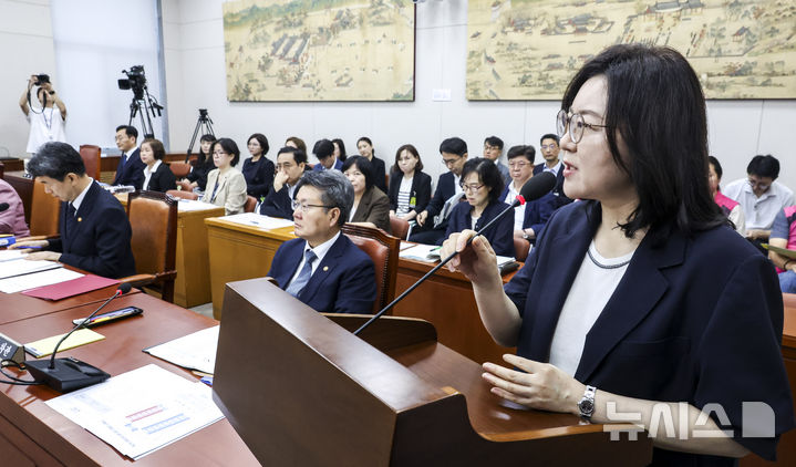 [서울=뉴시스] 고승민 기자 = 이수정 전 교육부장관 정책자문관이 10일 서울 여의도 국회에서 리박스쿨 청문회 등을 안건으로 열린 교육위원회 전체회의에서 발언하고 있다. 2025.07.10. kkssmm99@newsis.com