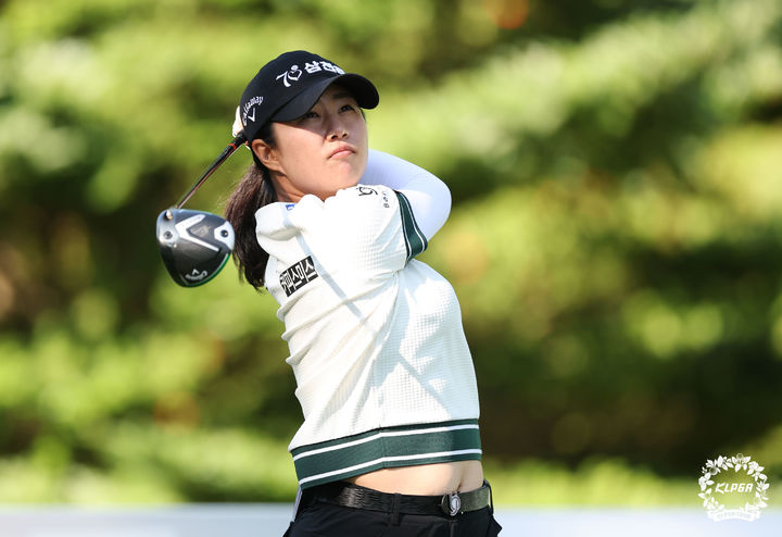 [서울=뉴시스] 10일 강원도 정선에 위치한 하이원CC에서 열린 '하이원리조트 여자오픈 2025' 1R 10번홀에서 마다솜이 티샷을 하고 있다. (사진=KPLGA 제공) 2025.07.10. photo@newsis.com *재판매 및 DB 금지