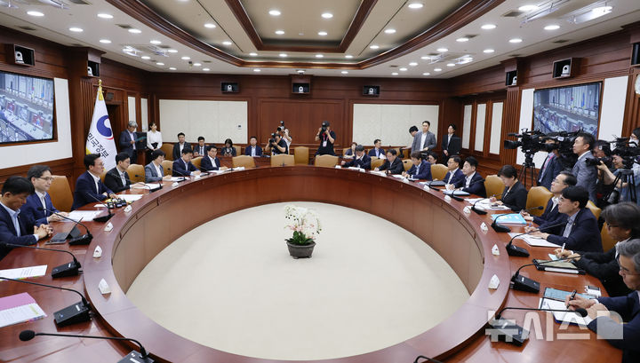 [서울=뉴시스] 김명원 기자 = 김민석 국무총리가 10일 오전 서울 종로구 정부서울청사에서 열린 국정현안관계장관회의에 참석해 발언하고 있다. 2025.07.10. kmx1105@newsis.com