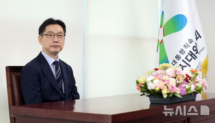 [세종=뉴시스] 강종민 기자 = 김경수 대통령 직속 지방시대위원회 위원장이 10일 세종시 어진동 지방시대위원회에서 열린 취임식에 자리하고 있다. 2025.07.10. ppkjm@newsis.com