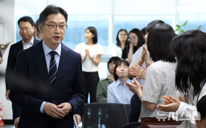 [세종=뉴시스] 강종민 기자 = 김경수 대통령 직속 지방시대위원회 위원장이 10일 세종시 어진동 지방시대위원회에서 직원들의 박수를 받으며 취임식에 입장하고 있다. 2025.07.10. ppkjm@newsis.com