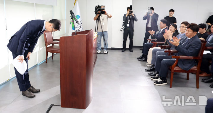 [세종=뉴시스] 강종민 기자 = 김경수 대통령 직속 지방시대위원회 위원장이 10일 세종시 어진동 지방시대위원회에서 열린 취임식에서 직원들을 향해 인사하고 있다. 2025.07.10. ppkjm@newsis.com