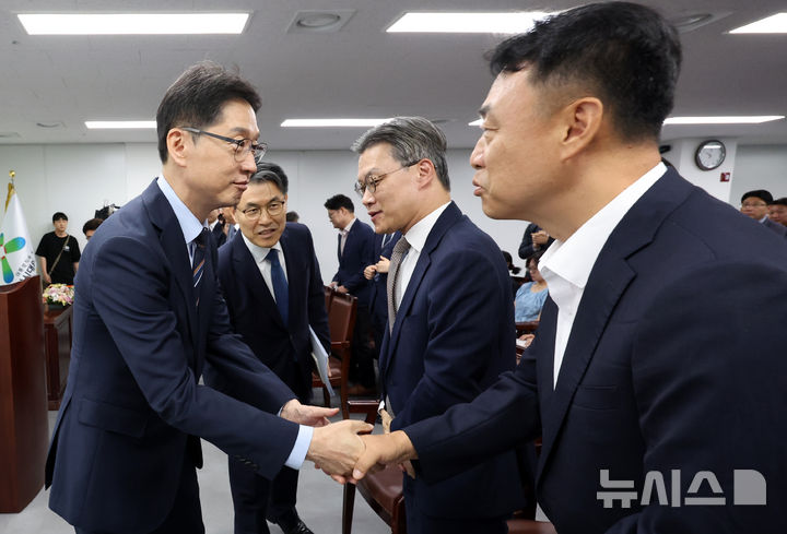 [세종=뉴시스] 강종민 기자 = 김경수 대통령 직속 지방시대위원회 위원장이 10일 세종시 어진동 지방시대위원회에서 열린 취임식에 입장하며 참석자들과 악수하고 있다. 2025.07.10. ppkjm@newsis.com