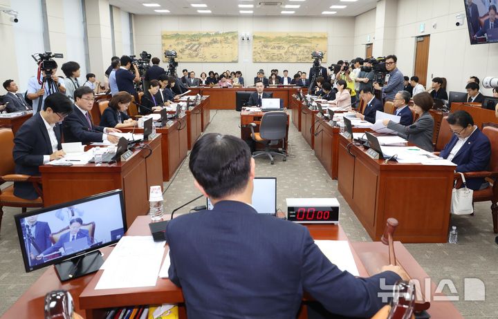 [서울=뉴시스] 조성봉 기자 = 김영호 국회 교육위원장이 10일 서울 여의도 국회에서 리박스쿨 청문회 등을 안건으로 열린 교육위원회 전체회의에서 의사봉을 두드리고 있다. 2025.07.10. suncho21@newsis.com