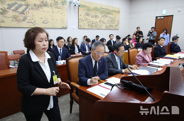[서울=뉴시스] 김금보 기자 = 손효숙 리박스쿨 대표가 10일 서울 여의도 국회에서 리박스쿨 청문회 등을 안건으로 열린 교육위원회 전체회의에서 발언대로 향하고 있다. 2025.07.10. kgb@newsis.com