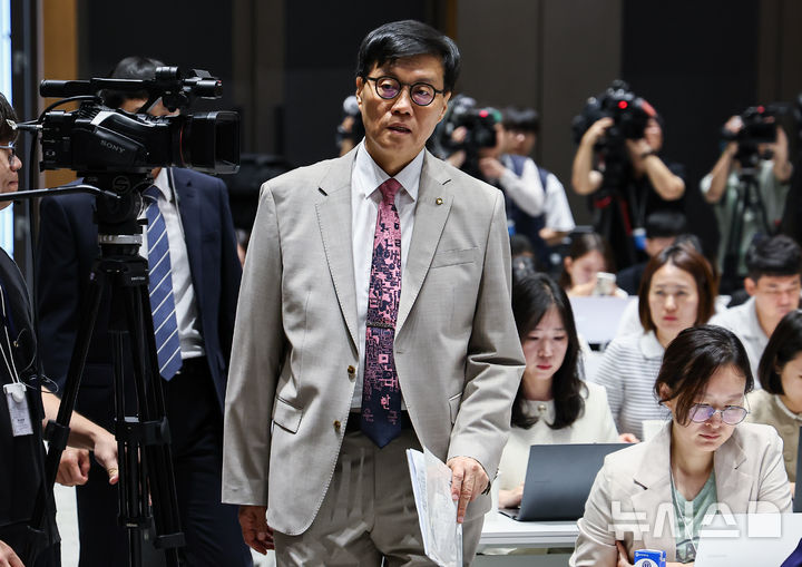 [서울=뉴시스] 사진공동취재단 = 이창용 한국은행 총재가 10일 서울 중구 한국은행에서 열린 금융통화위원회 금리 결정에 대한 기자간담회에 참석하고 있다. 2025.07.10. photo@newsis.com