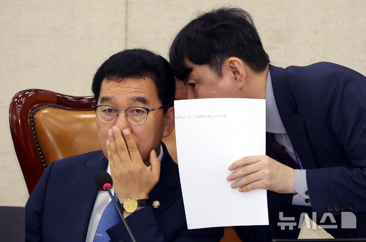 [서울=뉴시스] 조성봉 기자 = 신정훈 국회 행안위원장이10일 오전 서울 여의도 국회에서 열린 행정안전위원회 전체회의에서 직원과 귀엣말을 나누고 있다. 있다.2025.07.10. suncho21@newsis.com
