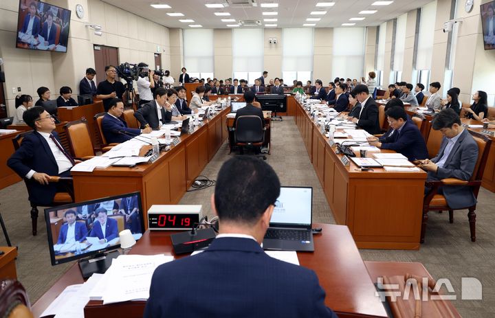 [서울=뉴시스] 조성봉 기자 = 신정훈 국회 행안위원장이 10일 오전 서울 여의도 국회에서 열린 행정안전위원회 전체회의에서 회의를 주재하고 있다.2025.07.10. suncho21@newsis.com