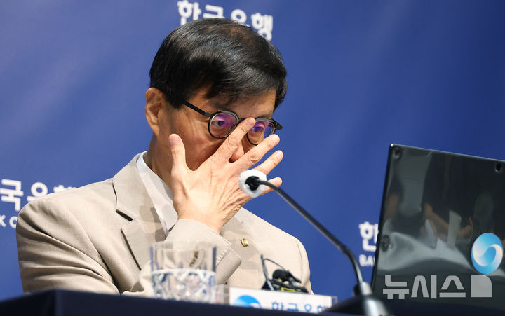 [서울=뉴시스] 사진공동취재단 = 이창용 한국은행 총재가 10일 서울 중구 한국은행에서 열린 금융통화위원회 금리 결정에 대한 기자간담회에서 안경을 고쳐쓰고 있다. 2025.07.10. photo@newsis.com