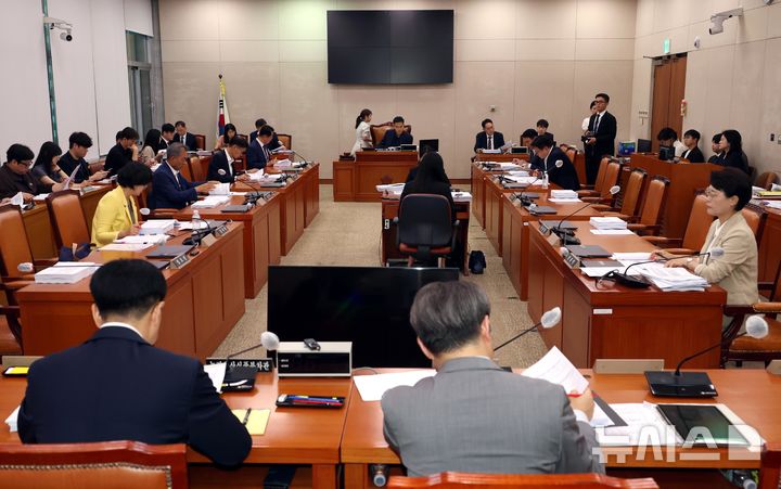 [서울=뉴시스] 조성봉 기자 = 이원택 국회 농림축산식품법안심사 소위원장이 10일 서울 여의도 국회에서 열린 농림축산식품해양수산위원회 농림축산식품법안심사소위원회에서 양곡관리법 등 농업 4법(양곡관리법, 농수산 유통 및 가격안정에 관한 법률, 농어업 재해 보험법, 농어업 재해대책법) 등에 대해 심사를 주재하고 있다. 2025.07.10. suncho21@newsis.com