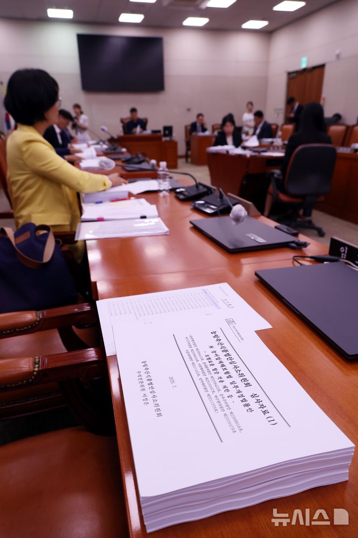 [서울=뉴시스] 조성봉 기자 = 10일 서울 여의도 국회에서 열린 농림축산식품해양수산위원회 농림축산식품법안심사소위원회에서 여야 의원들이 양곡관리법 등 농업 4법(양곡관리법, 농수산 유통 및 가격안정에 관한 법률, 농어업 재해 보험법, 농어업 재해대책법) 등에 대해 심사를 하고 있다. 2025.07.10. suncho21@newsis.com