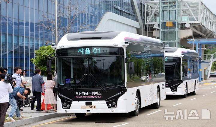 [부산=뉴시스] 하경민 기자 = 부산 자율주행버스 개통식이 열린 10일 기장군 동해선 오시리아역 광장에서 박형준 부산시장 등 주요 인사들이 자율주행버스에 시승하고 있다. 8월까지 오시리아 관광단지 일대에서 운행된 이후 9월부터 일반 시민 탑승 서비스를 시작하는 자율주행버스는 일반 차량과 도로를 함께 사용하며 자율주행 레벨3(조건부 자동화) 기준에 따라 시험운전자가 탑승해 시스템 요청 시 수동으로 개입하는 형태로 운영된다. 2025.07.10. yulnetphoto@newsis.com