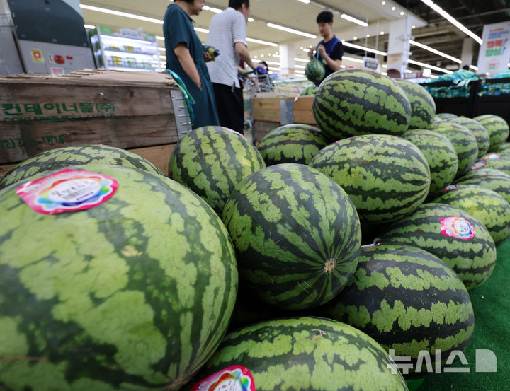 [서울=뉴시스] 이영환 기자 = 10일 서울 서초구 농협유통 하나로마트 양재점에서 수박이 판매되고 있다. 9일 한국농수산식품유통공사(aT)에 따르면, 지난 8일 수박 1통의 소매 가격은 2만6091원으로 집계됐다. 전년 대비 26.6%, 평년 대비 31.7%가량 올랐다. 지난달 장마로 인한 공급 지연에 폭염으로 수박을 찾는 이들이 크게 늘었기 때문이다. 2025.07.10. 20hwan@newsis.com