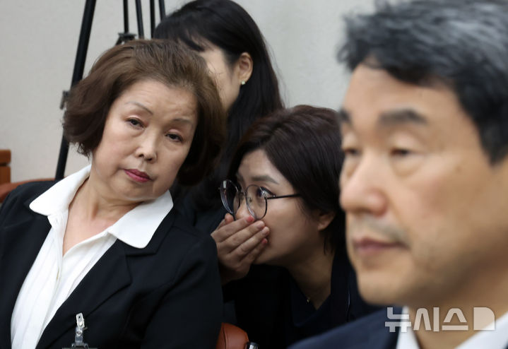 [서울=뉴시스] 고승민 기자 = 손효숙 리박스쿨 대표가 10일 서울 여의도 국회에서 열린 교육위원회의 리박스쿨 청문회에서 변호인에게 귀엣말을 듣고 있다. 2025.07.10. kkssmm99@newsis.com