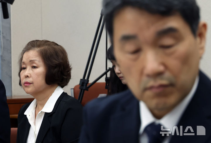 [서울=뉴시스] 고승민 기자 = 이주호 사회부총리 겸 교육부 장관과 손효숙 리박스쿨 대표가 10일 서울 여의도 국회에서 열린 교육위원회의 리박스쿨 청문회에 출석하고 있다. 2025.07.10. kkssmm99@newsis.com