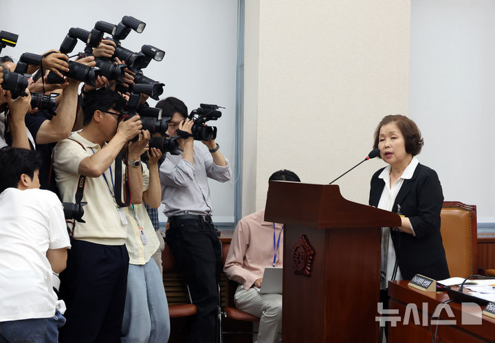 [서울=뉴시스] 고승민 기자 = 손효숙 리박스쿨 대표가 10일 서울 여의도 국회에서 열린 교육위원회의 리박스쿨 청문회에서 의원 질의에 답하고 있다. 2025.07.10. kkssmm99@newsis.com