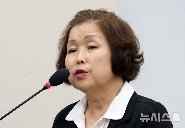 [서울=뉴시스] 고승민 기자 = 손효숙 리박스쿨 대표가 10일 서울 여의도 국회에서 열린 교육위원회의 리박스쿨 청문회에서 의원 질의에 답하고 있다. 2025.07.10. kkssmm99@newsis.com