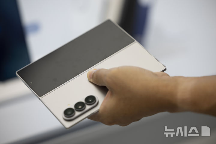 [서울=뉴시스] 김근수 기자 = 삼성전자 신형 폴더블 스마트폰 갤럭시 Z 폴드7 및 플립7 공개 첫 날인 10일 서울 서초구 삼성 강남점에서 한 소비자가 갤럭시Z 폴드7을 살펴보고 있다. 2025.07.10. ks@newsis.com