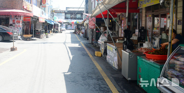 [완주=뉴시스] 김얼 기자 = 10일 오후 전북 완주군 삼례 전통시장은 폭염 영향으로 손님의 발길이 끊겨 한산하다. 2025.07.10. pmkeul@newsis.com