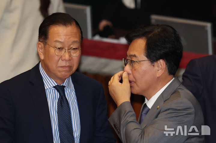 [서울=뉴시스] 고승민 기자 = 국민의힘 송언석 비상대책위원장과 권영세 전 비대위원장이 지난 10일 서울 여의도 국회에서 열린 제427회국회(임시회) 제1차 본회의에서 대화하고 있다. 2025.07.10. kkssmm99@newsis.com