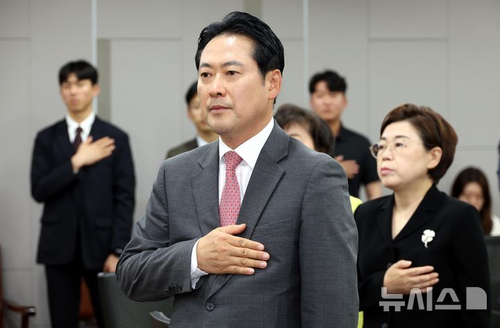 [서울=뉴시스] 조성봉 기자 = 당대표 출마를 고민중이라고 밝힌 장동혁 국민의힘 의원이 지난 10일 오후 서울 여의도 국회 의원회관에서 열린 '검수완박 시즌2, 형사사법시스템은 어떻게 무너지는가?' 긴급토론회에서 국민의례를 하고 있다. 2025.07.10. suncho21@newsis.com