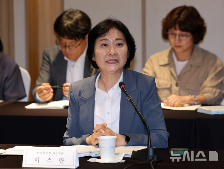 [서울=뉴시스] 배훈식 기자 = 이스란 보건복지부 제1차관이 10일 오후 서울 용산구 피스앤파크 컨벤션에서 열린 의료급여제도 시민단체 집담회에서 발언하고 있다. 2025.07.10. dahora83@newsis.com