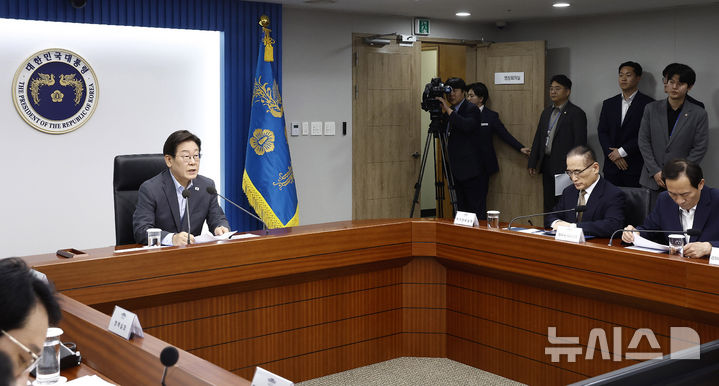 [서울=뉴시스] 최동준 기자 = 이재명 대통령이 10일 서울 용산 대통령실 청사에서 열린 제3차 수석보좌관 회의에서 발언하고 있다. 2025.07.10. photocdj@newsis.com