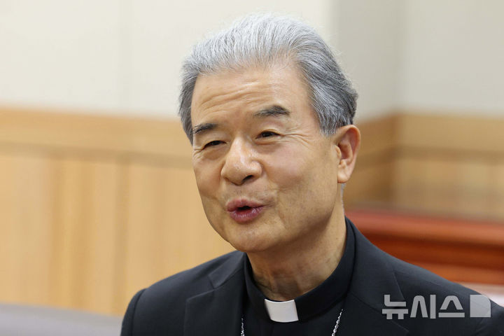[수원=뉴시스] 청사사진기자단 = 한국천주교주교회의 의장인 이용훈 주교가 10일 오후 경기 수원시 천주교수원교구청에서 김민석 국무총리와 환담을 하고 있다. 2025.07.10. photo@newsis.com