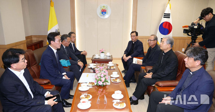 [수원=뉴시스] 청사사진기자단 = 김민석 국무총리가 10일 오후 경기 수원시 천주교수원교구청에서 한국천주교주교회의 의장인 이용훈 주교를 예방해 대화를 하고 있다. 2025.07.10. photo@newsis.com