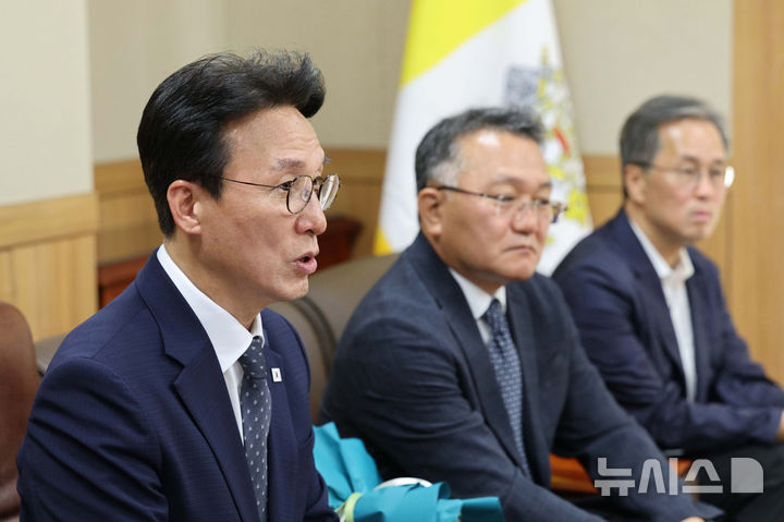 [수원=뉴시스] 청사사진기자단 = 김민석 국무총리가 10일 오후 경기 수원시 천주교수원교구청에서 한국천주교주교회의 의장인 이용훈 주교를 예방해 대화를 하고 있다. 2025.07.10. photo@newsis.com