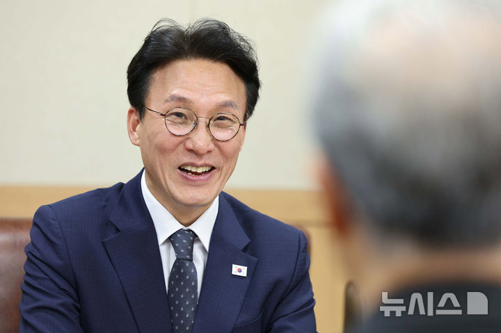[수원=뉴시스] 청사사진기자단 = 김민석 국무총리가 10일 오후 경기 수원시 천주교수원교구청에서 한국천주교주교회의 의장인 이용훈 주교를 예방해 대화를 하고 있다. 2025.07.10. photo@newsis.com