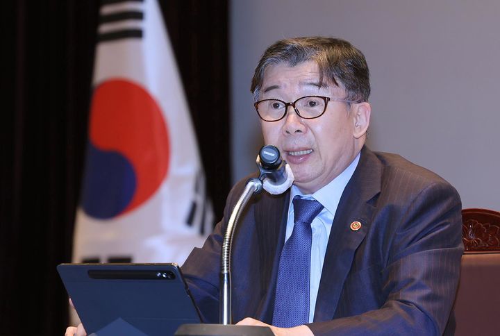 [서울=뉴시스] 유철환 국민권익위원장이 10일 세종시 정부세종청사에서 행정·공공기관 특별·악성민원 담당자를 대상으로 열린 2025년 권역별(대전·충청·세종) 특이민원 워크숍에서 인사말을 하고 있다. (사진=국민권익위원회 제공) 2025.07.10. photo@newsis.com *재판매 및 DB 금지