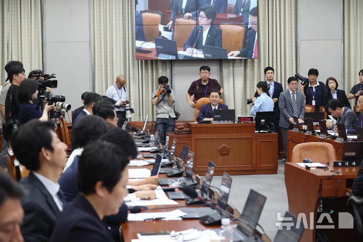 [서울=뉴시스] 조성봉 기자 = 김병기 국회 운영위원장이 지난 10일 오후 서울 여의도 국회에서 열린 운영위원회 전체회의에서 회의를 주재하고 있다. 2025. 07.10. suncho21@newsis.com