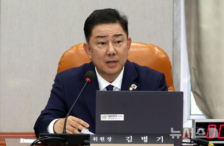 [서울=뉴시스] 조성봉 기자 = 김병기 국회 운영위원장이 10일 오후 서울 여의도 국회에서 열린 운영위원회 전체회의에서 발언을 하고 있다. 2025. 07.10. suncho21@newsis.com