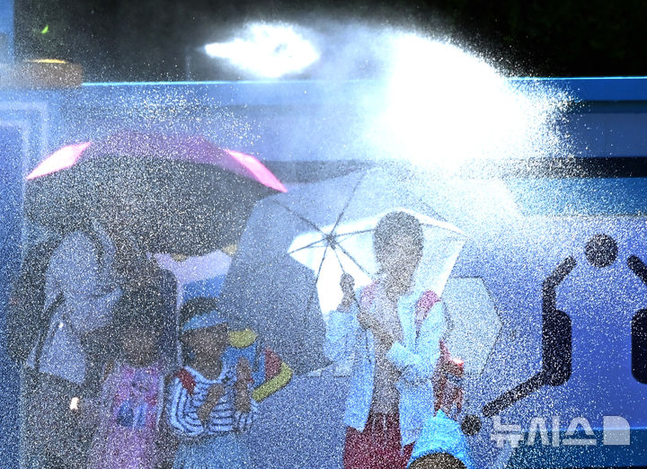 [용인=뉴시스] 김종택 기자 = 전국 대부분 지역에 폭염특보가 발효된 10일 경기 용인시 에버랜드 카니발 광장을 찾은 시민들이 여름축제 '슈팅 워터펀 시즌2'에서 물줄기를 맞으며 더위를 식히고 있다. 2025.07.10. jtk@newsis.com 