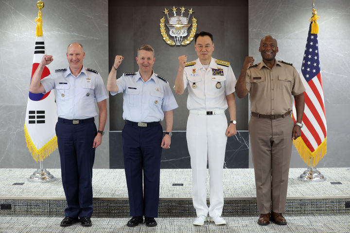 [서울=뉴시스] 김명수 합참의장이 10일 서울 용산구 국방부에서 열린 미 합참의장 환영 의장행사에서 존 다니엘 케인 미 합참의장 등과 기념촬영 하고 있다. 왼쪽부터 스테픈 조스트 주일미군사령관, 존 다니엘 케인 미 합참의장, 김 합참의장, 제이비어 브론슨 주한미군사령관. (사진=합참 제공) 2025.07.10. photo@newsis.com *재판매 및 DB 금지