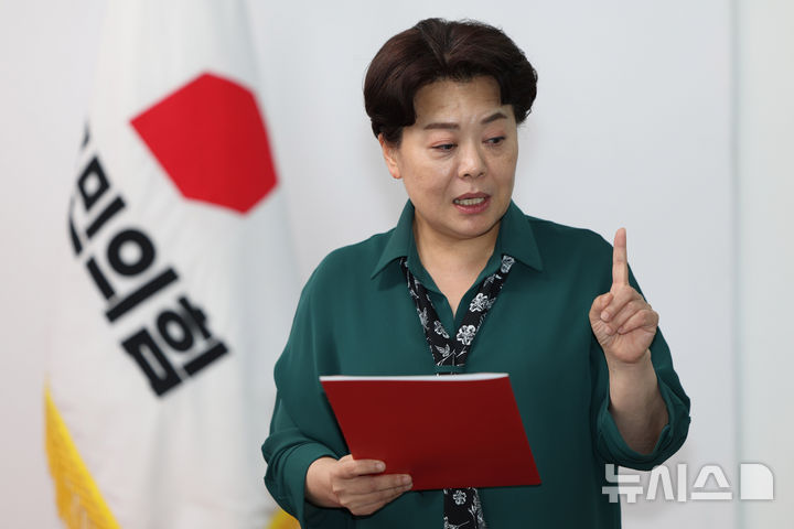 [서울=뉴시스] 김명년 기자 = 윤희숙 국민의힘 혁신위원장이 난 10일 오후 서울 여의도 국민의힘 중앙당사에서 열린 혁신위 1차 회의 결과 브리핑에서 질문에 답하고 있다. 2025.07.10. kmn@newsis.com