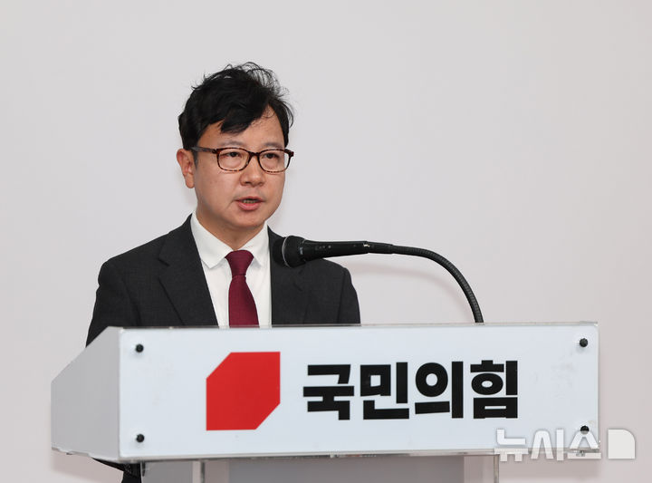 [서울=뉴시스] 김명년 기자 = 호준석 국민의힘 혁신위원이 10일 오후 서울 여의도 국민의힘 중앙당사에서 혁신위 1차 회의 결과 브리핑을 하고 있다. 2025.07.10. kmn@newsis.com