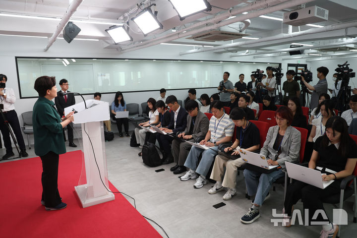 [서울=뉴시스] 김명년 기자 = 윤희숙 국민의힘 혁신위원장이 10일 오후 서울 여의도 국민의힘 중앙당사에서 열린 혁신위 1차 회의 결과 브리핑에서 질문에 답하고 있다. 2025.07.10. kmn@newsis.com