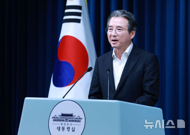[서울=뉴시스] 고범준 기자 = 김용범 정책실장이 10일 서울 용산 대통령실 청사에서 RE100 산단 관련 브리핑을 하고 있다. 2025.07.10. bjko@newsis.com