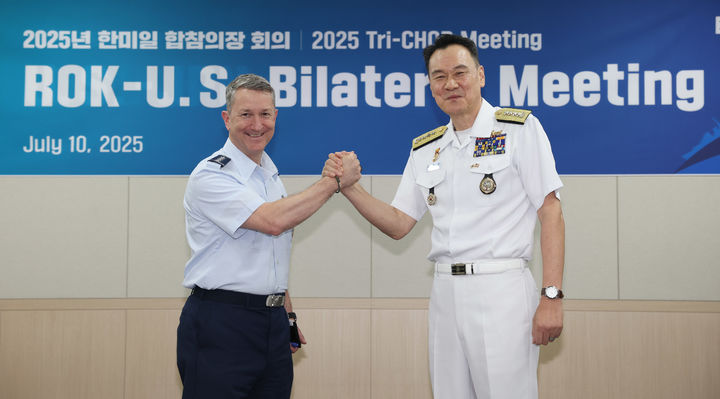 [서울=뉴시스] 황준선 기자 = 김명수(왼쪽) 합참의장과 댄 케인 미국 합참의장이 10일 서울 용산구 합동참모본부에서 기념 촬영하고 있다. (사진=합동참모본부 제공) 2025.07.10. photo@newsis.com *재판매 및 DB 금지