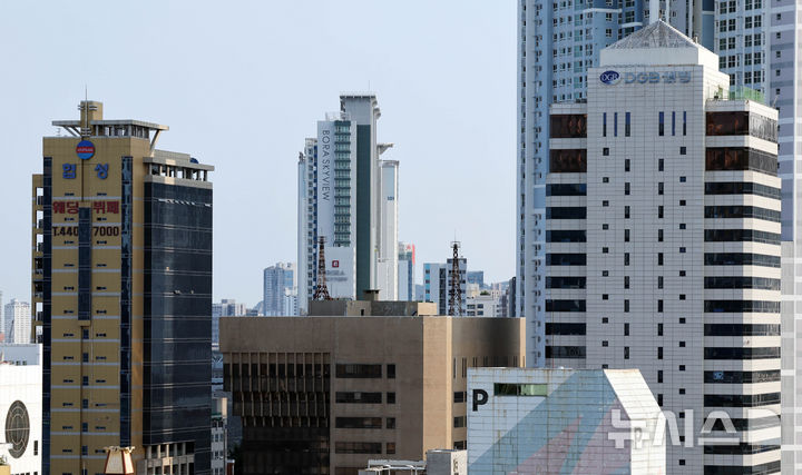 [부산=뉴시스] 하경민 기자 = 해양수산부는 10일 부산 이전 청사 위치를 부산 동구 소재 IM빌딩(본관·사진 오른쪽)과 협성타워(별관·왼쪽)로 결정했다고 밝혔다. 2025.07.10. yulnetphoto@newsis.com