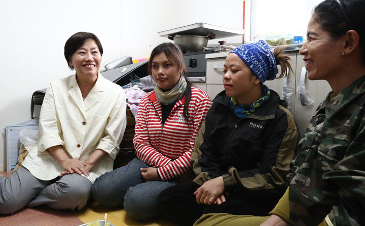 [고창=뉴시스] 강종민 기자 = 사진은 송미령 농림축산식품부 장관이 지난 7월 10일 전북 고창군의 공공형 계절근로 현장을 찾아 농작업 안전관리 현황을 점검한 뒤 외국인 근로자들의 애로사항 등을 청취하고 있는 모습. (사진=농식품부 제공) 2025.07.10. photo@newsis.com *재판매 및 DB 금지