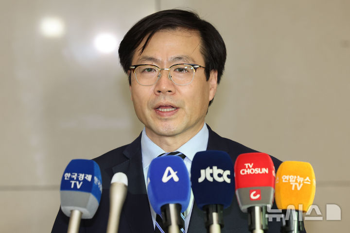 [인천공항=뉴시스] 권창회 기자 = 미국 트럼프 행정부와 통상 협상을 위해 출국했던 여한구 산업통상자원부 통상교섭본부장이 10일 인천국제공항 제2터미널을 통해 귀국해 취재진 질의에 답하고 있다. 2025.07.10. kch0523@newsis.com