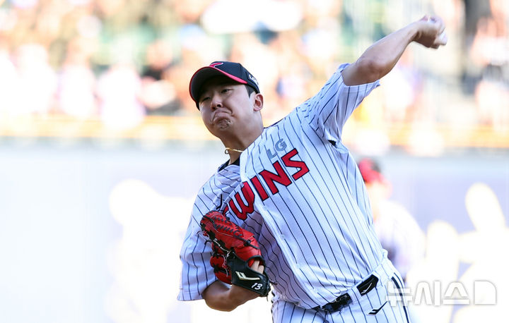 [서울=뉴시스] 최진석 기자 = 10일 서울 송파구 잠실야구장에서 열린 2025 KBO리그 키움 히어로즈와 LG 트윈스의 경기. 1회초 LG 선발 송승기가 역투하고 있다. 2025.07.10. myjs@newsis.com