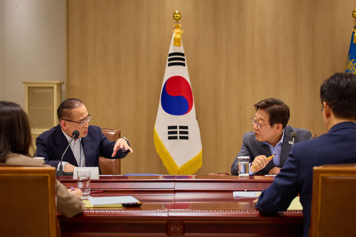 [서울=뉴시스] 이재명 대통령이 10일 서울 용산 대통령실에서 열린 국가안전보장회의(NSC) 전체회의에서 위성락 국가안보실장과 대화하고 있다. (사진=대통령실 제공) 2025.07.10. photo@newsis.com *재판매 및 DB 금지