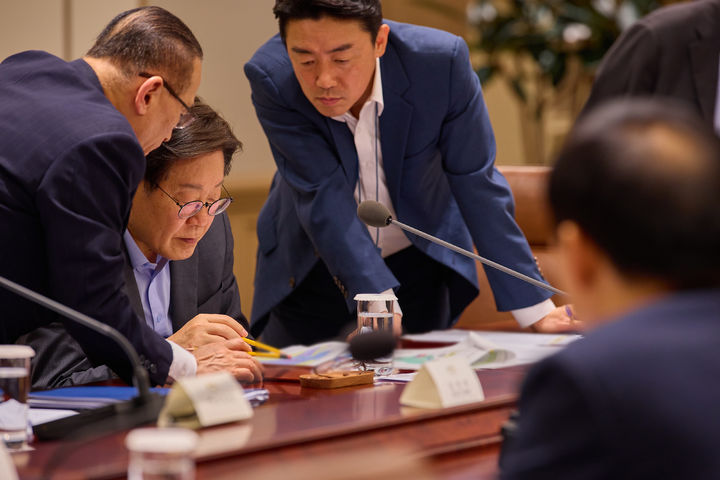 [서울=뉴시스] 이재명 대통령이 10일 서울 용산 대통령실에서 열린 국가안전보장회의(NSC) 전체회의에서 강훈식 비서실장, 위성락 국가안보실장과 자료를 살펴보고 있다. (사진=대통령실 제공) 2025.07.10. photo@newsis.com *재판매 및 DB 금지