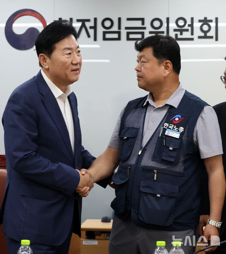[세종=뉴시스] 강종민 기자 = 10일 밤 세종시 정부세종청사에서 열린 최저임금위원회 전원회의에서 2026년도 적용 최저임금이 1만 320원으로 결정됐다. 회의가 끝난 후 류기정 사용자 위원과 류기섭 근로자 위원이 악수하고 있다. 이날 민주노총은 공익위원이 제시한 심의촉진구간에 반발, 집단 퇴장했다. 2024.07.10. ppkjm@newsis.com