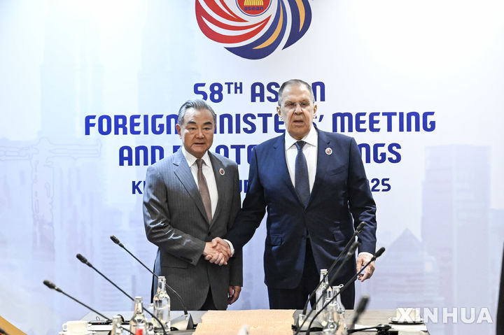 [쿠알라룸푸르=신화/뉴시스] 10일 말레이시아 쿠알라룸푸르에서 왕이 중국 공산당 중앙정치국 위원 겸 외교부장(왼쪽)과 세르게이 라브로프 러시아 외무장관이 회담에 앞서 악수하고 있다. 2025.07.11 