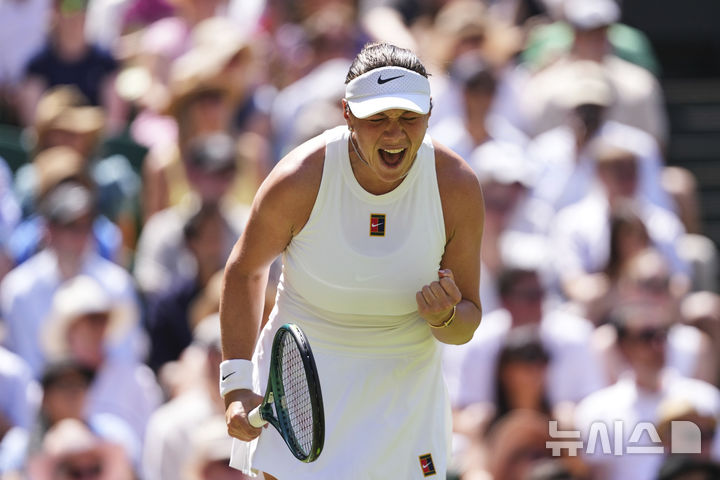 [런던=AP/뉴시스] 어맨다 아니시모바(12위·미국)가 10일(현지 시간) 영국 런던 올잉글랜드 클럽에서 열린 2025 윔블던 테니스 대회 여자 단식 준결승에서 아리나 사발렌카(1위·벨라루스)와 경기하고 있다. 아니시모바가 2-1(6-4 4-6 6-4)로 승리하고 생애 처음으로 메이저 대회 결승에 올라 이가 시비옹테크(4위·폴란드)와 우승을 다툰다. 2025.07.11.